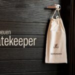 Gatekeeper wählen aus, ordnen ein und bestimmen somit, was Menschen wahrnehmen. Früher waren es Redaktionen. Heute sind es Algorithmen, die bestimmen, was in den Feeds erscheint. Und neu liefern KI-Systeme fertige Antworten, meist ohne Nennung von Absendern und Quellen.