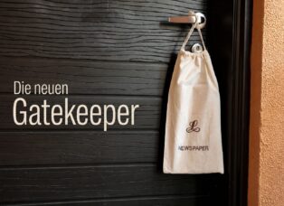 Gatekeeper wählen aus, ordnen ein und bestimmen somit, was Menschen wahrnehmen. Früher waren es Redaktionen. Heute sind es Algorithmen, die bestimmen, was in den Feeds erscheint. Und neu liefern KI-Systeme fertige Antworten, meist ohne Nennung von Absendern und Quellen.